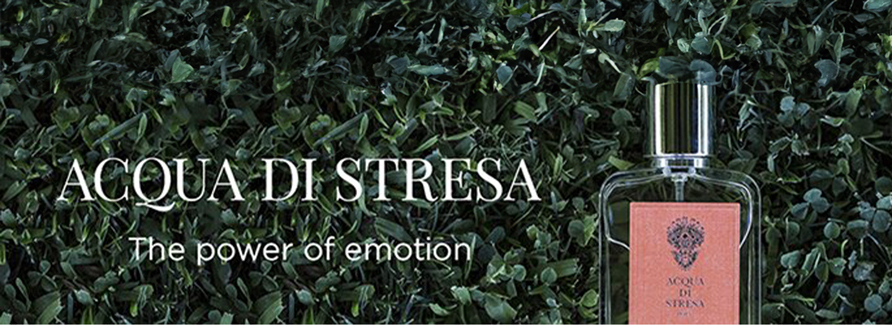 Acqua di StresaAcqua die Stresa fängt den Zauber von La Dolce Vita ein und verkörpert das mondäne Lebensgefühl des italienischen Sehnsuchtsorts. Beflügelt vom Wunsch seiner Createure, grosse Emotionen durch einzigartige Düfte zu teilen. Erinnerungen, die sich wie Schnipsel aus dem Bilderbuch unseres Lebens zu ganz besonderen Gefühlen fügen - eng verknüpft mit Orten, an denen wir das Leben in vollen Zügen spürten. Stresa ist ein solcher Ort - die Düfte entführen uns an dieses Ziel unserer Träume. Acqua di Stresa verkörpert die Seele seiner Parfumeurs - ebenso wie den Geist des Ortes, der die Entstehung der Düfte befeuerte. Giovanni Castelli und Andrea Patrucco, die Parfumeurs, die das Duftlabel Acqua die Stresa kreierten, haben ihre Heimat im gleichnamigen Ort am Lago Maggiore. Umgeben von prächtigen Villen, der schillernden Grazie des azurblauen Sees und vom betörenden Duft exotischer Blüten, entwarfen sie eine Duftlinie, die das Lebensgefühl dieser einzigartigen Komposition aus Landschaft und grossen Emotionen für alle Sinne einfängt. Erlesene Blütenessenzen entführen uns an den Ort unserer Sehnsucht - an den Ort, der den Geist der Parfumeurs beflügelte. "Buen retiro" - die schöne Zuflucht - nennen sie ihr Haus, das Castello di Ripa aus dem 18. Jahrhundert, direkt am Lago Maggiore gelegen und mit Blick auf die berühmten Isole Borromee. Die Düfte und Emotionen, die sie mit dem zauberhaften Garten ihres Anwesens verbinden, möchten sie mit dieser Duftlinie auch anderen Menschen zugänglich machen. Vor allem aber ist diese Linie eine Hommage an den "Genuis Loci", den ganz besonderen Geist dieses Ortes, beflügelt vom faszinierenden Zusammenspiel aus Wasser, duftenden Blüten und schillerndem Licht, verdichtet zu einer exklusiven Melange, die ebenso mondän und zeitlos ist wie der Ort, der ihn inspirierte.