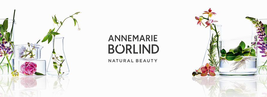 Annemarie Börlind Die folgenden Annemarie Börlind Produkte werden besonders häufig von unseren Kunden bestellt. Sie sind die Annemarie Börlind-Bestseller der letzten zwei Wochen. Annemarie Börlind entwickelt seit über 50 Jahren Körper- und Schönheitspflege aus ökologischem Anbau. Der Name und die Marke Annemarie Börlind stehen für nachweislich wirksame Naturkosmetik, die durch nachhaltiges und innovatives Handeln aus einzigartigen Rohstoffen entwickelt werden. Annemarie Lindner die Mitbergründerin der Marke Annemarie Börlind galt schon seit Ende der 50er Jahre als Pionierin der Naturkosmetik. In dieser Zeit, wo viele noch an die Allmacht der Chemie glaubten, setzte sie schon auf die Wirksamkeit natürlicher Inhaltsstoffe. Eine ausgezeichnete Verträglichkeit und eine Wirksamkeit mit der die natürliche Schönheit zur Geltung kommt, dafür steht die Naturkosmetik von Annemarie Börlind seit fast 60 Jahren. Die Natur war schon immer das Vorbild und die Quelle ihrer Inspiration. Die Marke Annemarie Börlind ist heute in über 38 Ländern erfolgreich vertreten. Sie wird bereits in der dritten Generation als Familienunternehmen geführt, um Annemarie Börlind Produkte erfolgreich in die Zukunft zu führen.