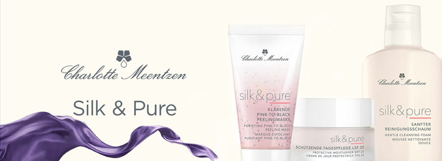 Charlotte Meentzen Silk & Pure
Die Charlotte Meentzen Silk & Pure Pflege schützt vor Lichtschäden und schädigenden urbanen Einflüssen. Feinstaubpartikel und Ozon sowie UV-Licht und Blue Light in Smartphones, Tabletts und Laptops schädigen nicht nur die Augen, sie beschleunigen eine unerwünschte Pigmentbildung und verursachen zudem eine vorzeitige Hautalterung. Silk & Pure bewahrt die Haut vor oxidativem Stress, schützt die Kollagenstrukturen und schützt vor Elastinverlust, so dass die Haut vor frühzeitiger Fältchenbildung geschützt ist. Silk & Pure, mit innovativen Wirkstoffen wie vegane Seide, Pfirsichblüten- und Schmetterlingsflieder-Extrakt, pflanzlichem Taurin und dem Hyalu-Cage System, schützen vor negativen Umwelteinflüssen wie Luftverschmutzung und lindern die Anzeichen von Müdigkeit, wie abgespannte Gesichtszüge und dunkle Augenringe. Sie wirken entgiftend und bewahren die jugendliche Ausstrahlung der Haut.