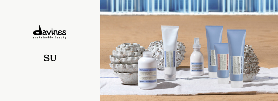 Davines SU ist eine Sonnenpflegelinie für Haare und Körper. Dieses System von Anti-Aging Sonnenpflegeprodukten ist mit antioxidativen Eigenschaften und UV-Filtern angereichert. So formuliert, dass sie schützen und die Gesundheit und Schönheit des Haares und der Haut gewährleisten. Zusätzlich werden diese vor Umwelteinflüssen, Belastungen und agressiven Elementen geschützt, denen Haar und Kopfhaut ausgesetzt sind. Ausgewählte natürliche aktive Inhaltsstoffe arbeiten zusammen um den physiologischen Zustand der Haare wiederherzustellen. Das Haar ist bis in die Tiefe mit Feuchtigkeit versorgt und wird gepflegt. Gestärkt und geschützt, erhält das Haar seine natürliche Geschmeidigkeit, Glanz und Sanftheit zurück. Davines SU ist frei von Sulfaten und Parabenen.
