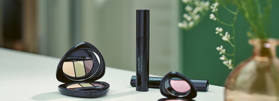 Hauschka Make-up.Bringt Ihre innere und äussere Schönheit zum Strahlen
Ihre innere und äussere Schönheit zum StrahlenWas eine Person besonders macht, zeigt sich in ihrer Ausstrahlung. Diese kann man zwar nicht auftragen, aber gekonnt unterstreichen. Die Dr. Hauschka Make-up Linie unterstützt darin, die Individualität nach aussen zu tragen, und bringt die innere und äussere Schönheit zur Geltung. Die eigene Persönlichkeit wird dabei nicht überdeckt, sondern betont. Alle Rezepturen enthalten sorgfältig aufeinander abgestimmte Kompositionen aus Heilpflanzenauszügen, kostbaren Wachsen sowie Ölen und mineralischen Pigmenten. Beim Auftragen der feinen Texturen verbinden sich die natürlichen Farben mit dem persönlichen Hautton zu individuellen Nuancen. Ob Foundation, Lipstick oder Eyeshadow, die Vielfalt des Dr. Hauschka Make-up bietet alle Möglichkeiten - vom dezenten Look bis hin zum grossen Auftritt. Alle Produkte sind harmonisch aufeinander abgestimmt und bilden ein einzigartiges Sortiment im Bereich der zertifizierten Naturkosmetik.