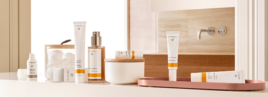 Dr. Hauschka Gesichtspflege.Natürlich schön. Wirksam gepflegt.Die Dr. Hauschka Gesichtspflege ist genauso vielfältig wie der Mensch selbst. Seine Haut benötigt an unterschiedlichen Tagen und Orten, zu bestimmten Jahreszeiten und in den einzelnen Lebensphasen jeweils stimmige Pflegekonzepte. Bei Dr. Hauschka spricht man deshalb von Hautbildern, die auftreten und wieder abklingen, statt von unveränderbaren Hauttypen. So ist die Quitten Tagescreme etwa ein guter Begleiter für normale Haut an den meisten Tagen eines Jahres, wird die Haut bei Kälte aber trocken und empfindlich, empfiehlt sich die Rosen Tagescreme.
Die kostbaren Kompositionen der Dr. Hauschka Gesichtspflege geben der Haut den Impuls, sich aus eigener Kraft zu regenerieren. Das gilt auch für die fettfreie Nachtpflege. Sie lässt die Haut nachts tief durchatmen, sich öffnen und die Zeit der Regeneration nutzen.