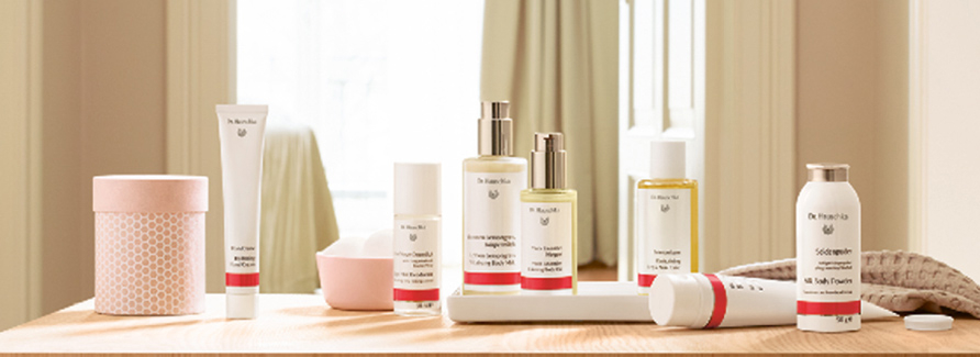 Dr. Hauschka Körperpflege.Achtsamkeit spürenBei der Entwicklung der Dr. Hauschka Produkte wird der ganze Mensch mit seinen Bedürfnissen betrachtet: Welche Inhaltsstoffe ermöglichen in welcher Anwendungsform eine optimale Pflege und gleichzeitig ein Erlebnis für alle Sinne? Denn jedes Pflegeprodukt, sei es ein Öl, eine Lotion, eine Dusche oder ein Bad, hat durch seine Konsistenz und seinen Duft einen ganz eigenen Charakter. Die Dr. Hauschka Körperpflege eröffnet vielfältige Möglichkeiten, die Qualität der Achtsamkeit gegenüber sich selbst zu erleben.
Bei den Pflegeölen beispielsweise entfaltet sich die Wirksamkeit der Heilpflanzen durch die Kombination aus Rezeptur und Anwendungsweise. Bei Lotionen wiederum ist es das Zusammenspiel von wässrigen und öligen Inhaltsstoffen, die die Vielseitigkeit der eingesetzten Heilpflanzen aufblühen lässt. Diese Qualitäten übertragen sich als Impuls auf Körper und Seele.