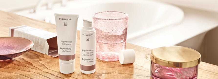 Dr. Hauschka Regenerationspflege.Die Kraft der Erneuerung
Das Wissen und die Kraft zur Erneuerung sind in Ihren Zellen gespeichert, alle 28 Tage erneuern sich die Zellen Ihrer Haut. Dieser natürliche Rhythmus wird bei Dr. Hauschka studiert, geachtet und gefördert. Aus reichhaltigen Ölen und sorgsam kombinierten Heilpflanzenauszügen werden Pflegeimpulse kreiert, die den Regenerationszyklus Ihrer Haut anstossen und fördern. Ihre Haut wird angeregt, Feuchtigkeit zu bewahren und sich zu straffen.Das Wissen und die Kraft zur Regeneration sind in den Hautzellen gespeichert - alle 28 Tage erneuern sie sich. Aus reichhaltigen Ölen und sorgsam kombinierten Heilpflanzenauszügen werden von Dr. Hauschka Pflegeimpulse kreiert, die diesen Regenerationszyklus unterstützen und fördern. Die Haut wird angeregt, Feuchtigkeit zu bewahren und sich zu straffen. In jedem Dr. Hauschka Produkt für reife Haut wirkt eine spezifische Komposition, denn reife Haut stellt andere Ansprüche als junge Haut. Feuchtigkeit ist ein wichtiges Thema, dem Dr. Hauschka mit Auszügen aus wasserreichen Quittensamen und vitalem Brutblatt Rechnung trägt. Kieselhaltiger Ackerschachtelhalm hingegen unterstützt das Bindegewebe, während antioxidativ wirksame Acerolafrüchte und Vitamin-E-reiches Sandornfruchtfleischöl wertvolle Erneuerungsimpulse geben.