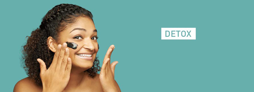 Erborian Detox - Reinigungsprodukte
Erborian Detox ist das von Korea inspirierte Reinigungsritual für eine makelose Haut. Diese Pflegeprodukte bieten eine tiefenwirksame Reinigung, sie peelen die Haut und regen die Mikrozirkulation an. Die pflegenden und reinigenden Eigenschaften spenden der Haut Feuchtigkeit, nähren und schützen sie. Die Hautbarriere wird wieder hergestellt und die Zellen der Epidermis werden mit Sauerstoff versorgt so das die Wirkstoffe tiefer in die Haut eindringen können. Die Haut wird reiner und weicher, sie strahlt und fühlt sich unglaublich weich an.
