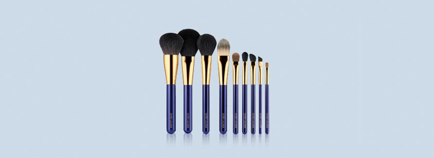 Estée Lauder Accessoires Mit den Pinseln von Estée Lauder wird jetzt jeder zum professionellen Visagisten. Die Pinsel, die von den Estée Lauder Makeup Artists entwickelt wurden, bestehen je nach Anwendungsbereich aus qualitativ hochwertigem, synthetischem oder natürlichem Haar. Sie nehmen genau die richtige Menge des jeweiligen Produkts auf und sorgen so für ein perfektes Ergebnis. Der leichte Holzstiel im typischen Estée Lauder-Blau macht es einfach, die Pinsel zu führen und ermöglicht so ein einfaches, präzises Auftragen.