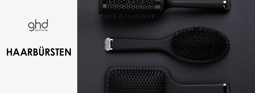ghd Haarbürsten
Die richtige Haarbürste verwenden. Die berühmten einhundert Bürstenstriche für glänzendes Haar sind vielleicht etwas überholt, dennoch kommt es wie bei vielen anderen Dingen im Leben auch beim Haar auf das richtige "Werkzeug" an. Denn nicht jede Bürste ist für alle Haartypen geeignet. Beruhend auf wissenschaftlichen Erkenntnissen hat ghd professionelle Haarbürsten für die verschiedensten Ansprüche entwickelt. Hochwertige Haarbürsten für perfekte Ergebnisse - Es gibt eine ganze Serie an ghd Haarbürsten, wobei sich jede einzelne nach ihrem Verwendungszweck richtet. Mit der richtigen Bürste können Sie ihr Haar ganz leicht entwirren oder glätten. Zum optimalen Stylen hat ghd die perfekte Haarbürste ebenso, wie zum Schaffen von Volumen und Schwung. Im Sortiment finden Sie Rundbürsten mit verschiedenen Durchmessern zum Styling von unterschiedlichen Haarlängen. Natürliche Borsten sorgen für optimale Ergebnisse und Soft-Touch-Griffe geben ein sicheres Gefühl in der Hand. Paddle Brush Bürsten zeichnen sich durch eine breite Fläche aus und eignen sich hervorragend zum Auskämmen längerer Haare, ohne dass diese statisch aufgeladen werden. Qualität online kaufen - Stylisten sind von der Hochwertigkeit der ghd Produkte fürs Haar überzeugt und verwenden sie, um die besten Ergebnisse zu erhalten. Professionelle Resultate können Sie auch zu Hause haben mit einer ghd Haarbürste, die Sie einfach und bequem online kaufen können.