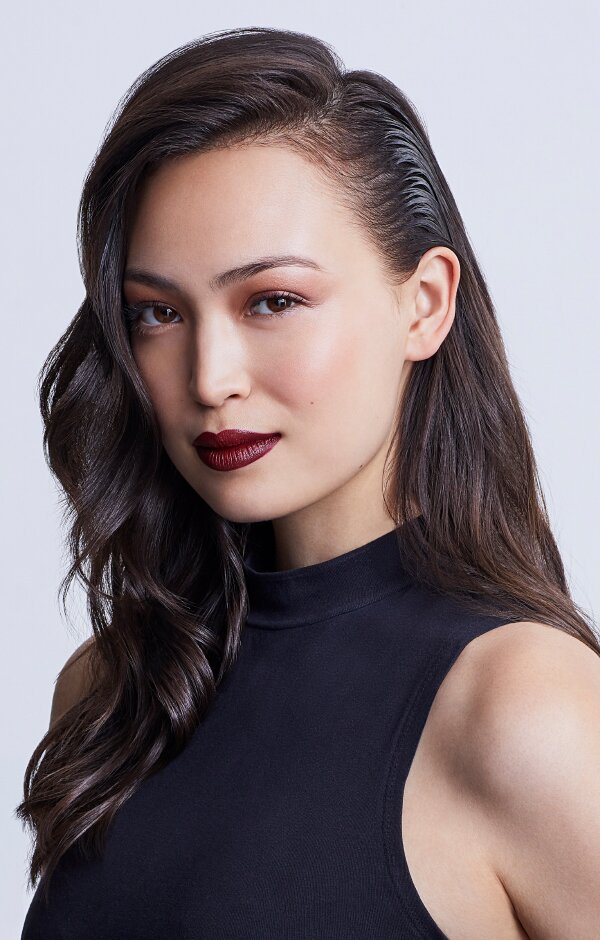 Slickback GlamwavesDer spannungsgeladene Kontrast von Japans handwerklicher Tradition und pulsierenden Tokyo Beats auf den Straßen Japans spiegelt sich in diesem Look - und in jedem dieser Shu Uemura Produkte wider.
