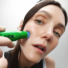 M&aacute;dara DEWY Hydra Caffeine  Serum Stick 11.5g